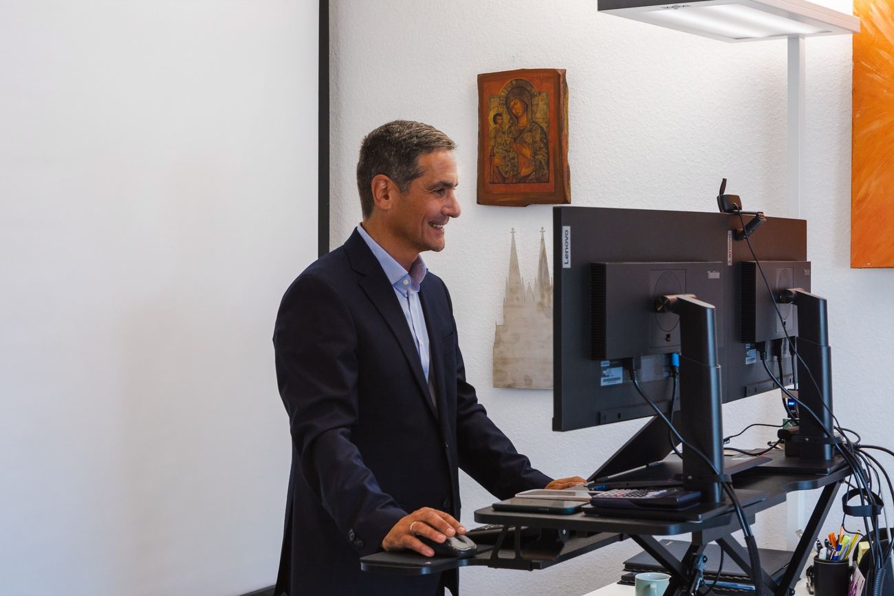 Detlef Matthias Klotz am Arbeitsplatz im Kölner Büro